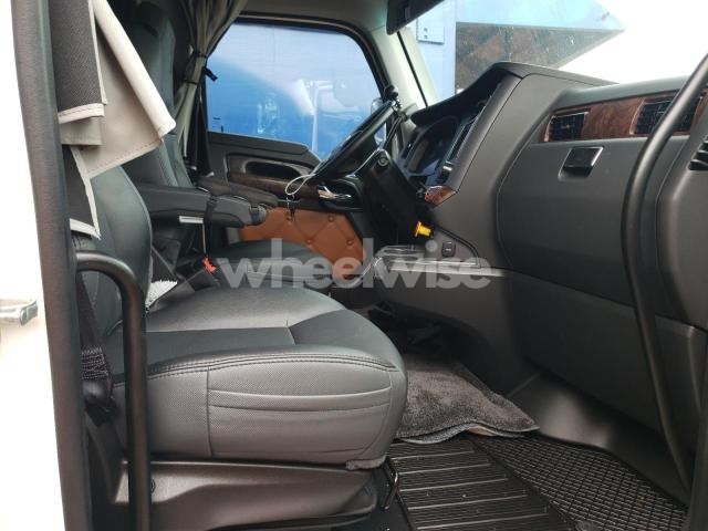 2024 KENWORTH T680 SEMI TRUCK (VIN 1XKYD49XXRJ379681) main photo