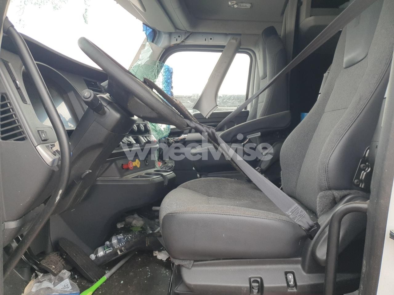 Photo 5 of 2025 KENWORTH T680 SEMI TRUCK (VIN 1XKYD49XXSJ189529)