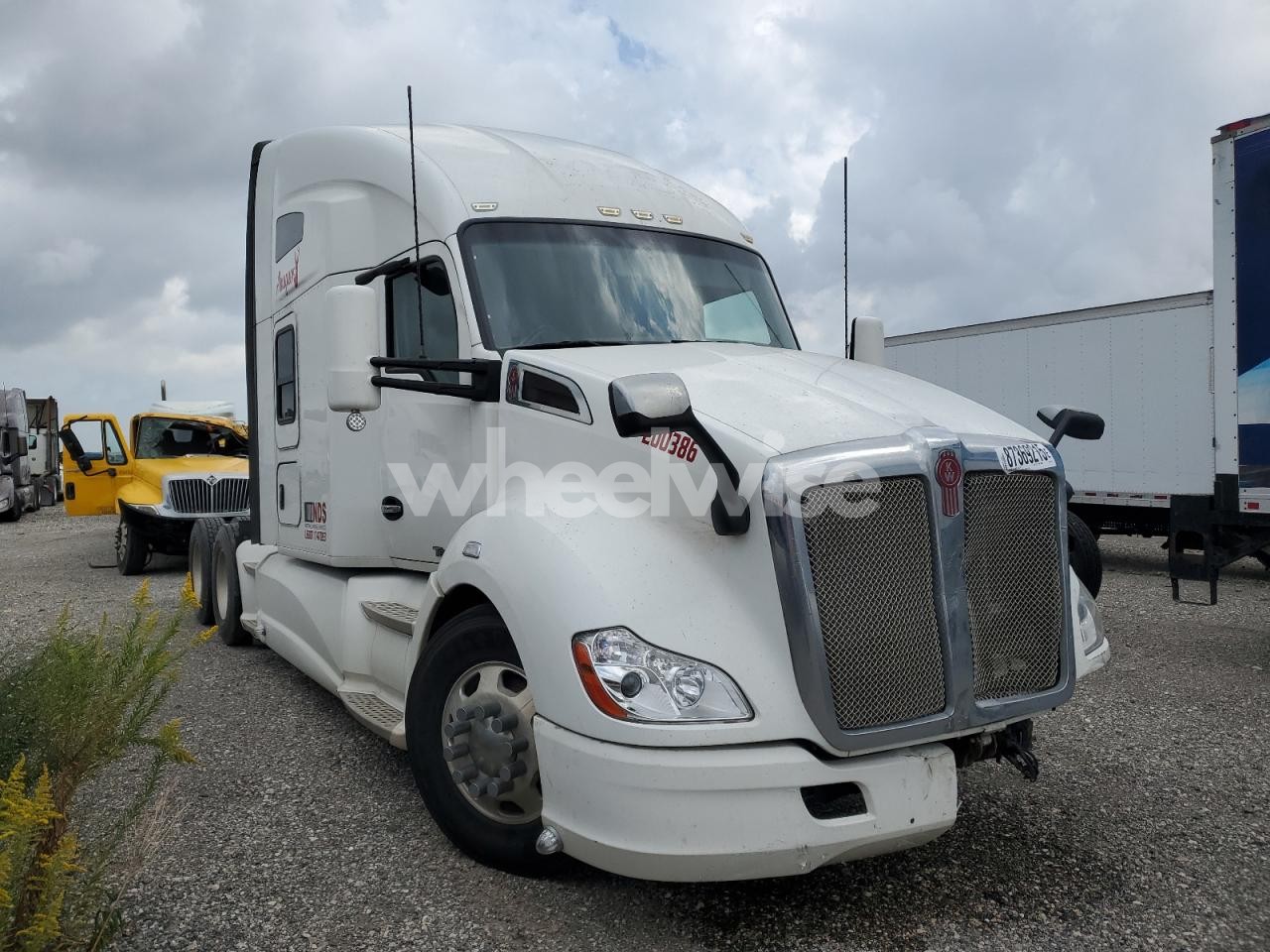 2018 KENWORTH T680 SEMI TRUCK (VIN 1XKYDP9X0JJ201784) main photo