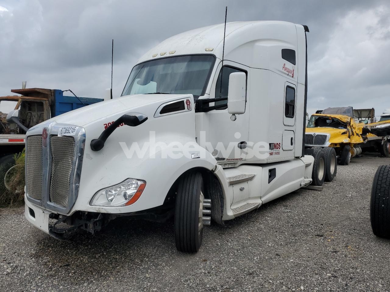 Photo 2 of 2018 KENWORTH T680 SEMI TRUCK (VIN 1XKYDP9X0JJ201784)
