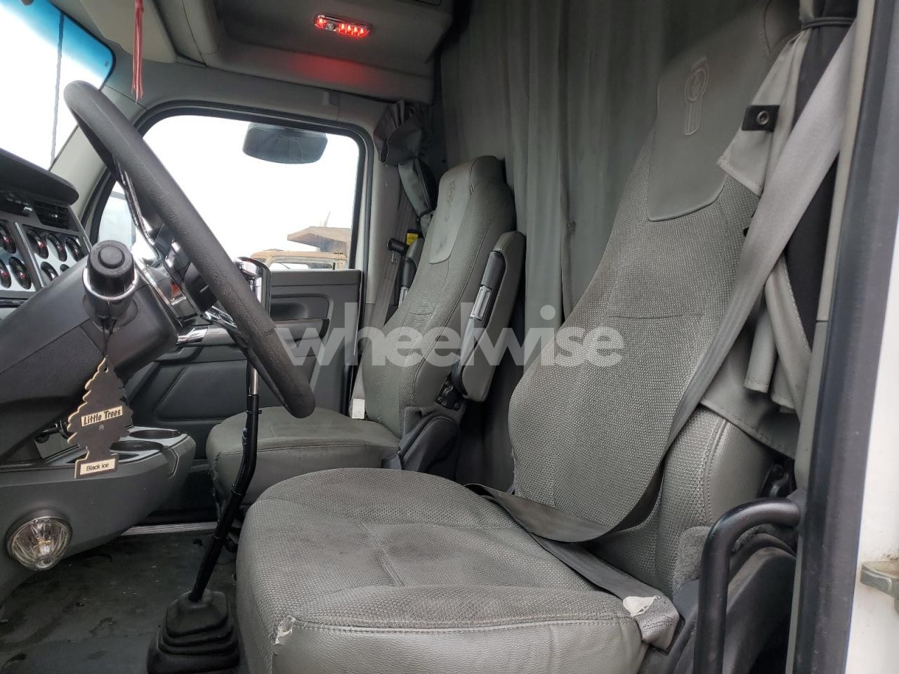 Photo 5 of 2018 KENWORTH T680 SEMI TRUCK (VIN 1XKYDP9X0JJ201784)