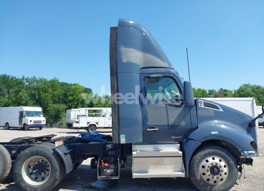 Photo 16 of 2020 Kenworth T680 (VIN 1XKYDP9X0LJ409005)