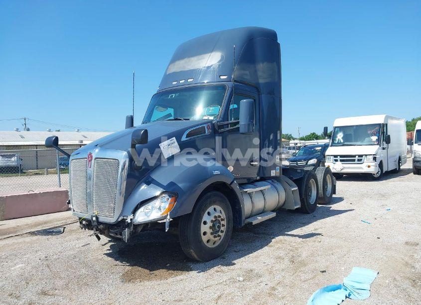 Photo 2 of 2020 Kenworth T680 (VIN 1XKYDP9X0LJ409005)