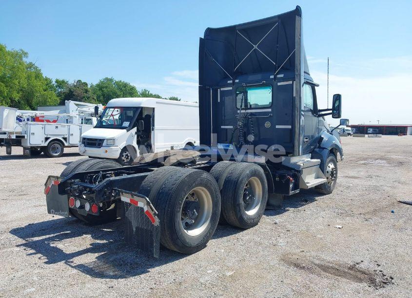 Photo 4 of 2020 Kenworth T680 (VIN 1XKYDP9X0LJ409005)