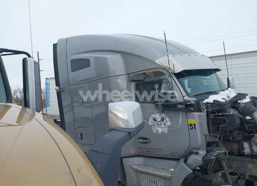 Photo 17 of 2017 Kenworth T680 (VIN 1XKYDP9X2HJ987940)