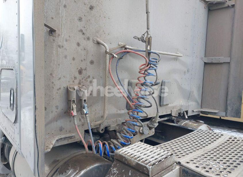 Photo 22 of 2017 Kenworth T680 (VIN 1XKYDP9X2HJ987940)