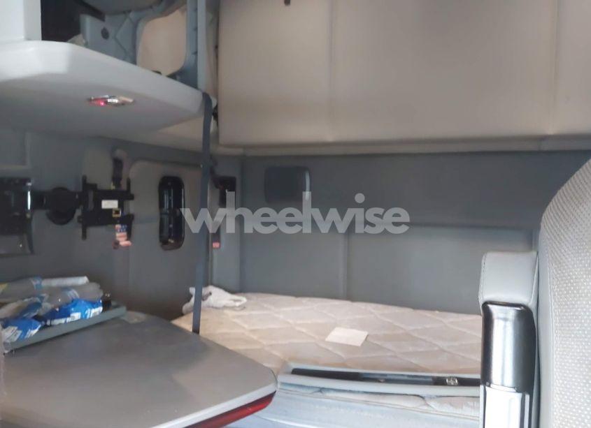 Photo 6 of 2017 Kenworth T680 (VIN 1XKYDP9X2HJ987940)