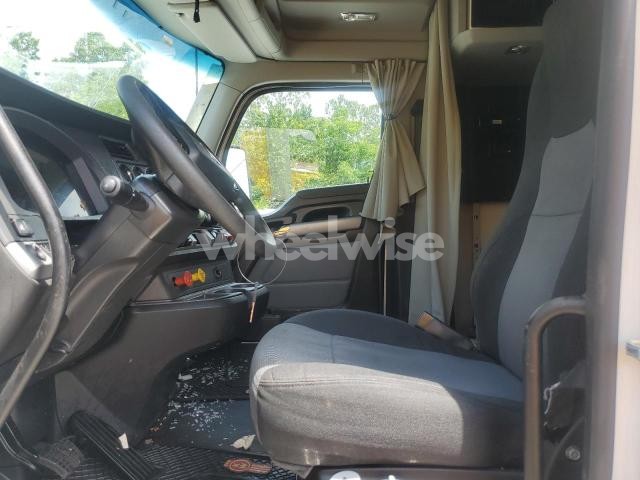 Photo 2 of 2022 KENWORTH T680 SEMI TRUCK (VIN 1XKYDP9X2NJ144820)