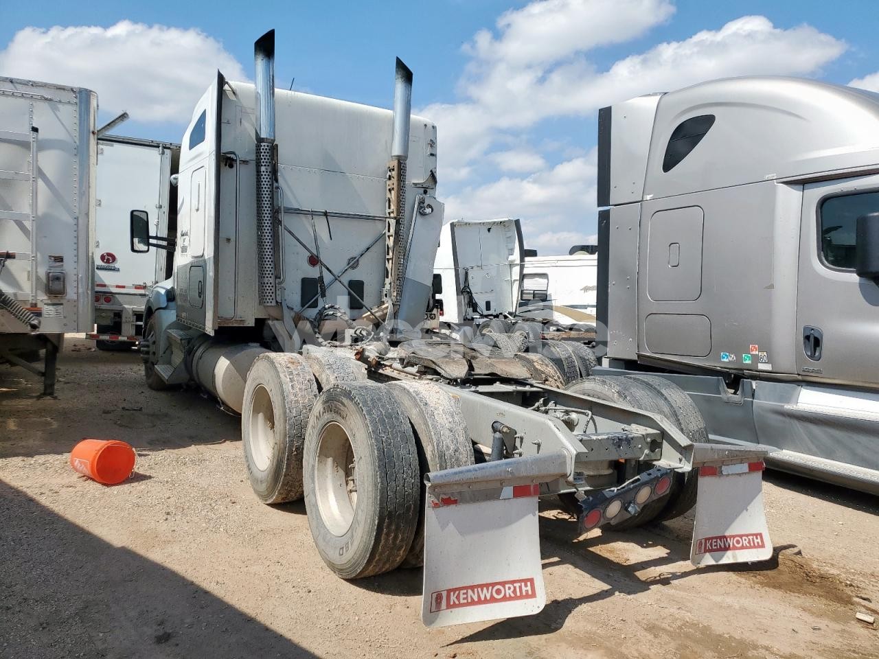 Photo 3 of 2018 KENWORTH T680 SEMI TRUCK (VIN 1XKYDP9X4JJ194077)