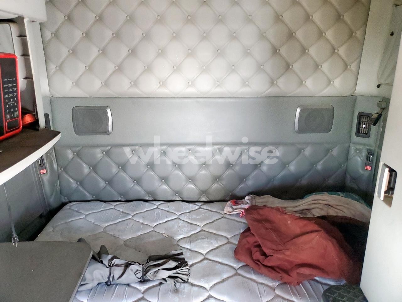 Photo 6 of 2018 KENWORTH T680 SEMI TRUCK (VIN 1XKYDP9X4JJ194077)