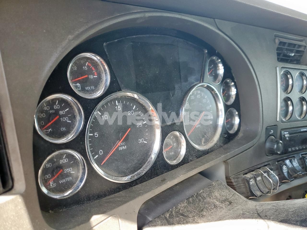 Photo 8 of 2018 KENWORTH T680 SEMI TRUCK (VIN 1XKYDP9X4JJ194077)