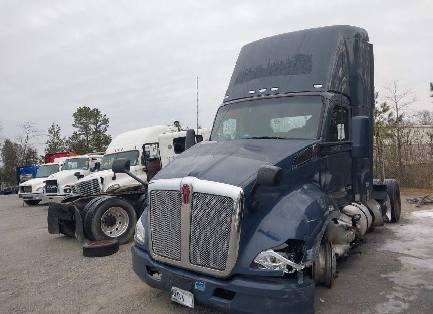 Photo 11 of 2020 Kenworth T680 (VIN 1XKYDP9X4LJ407578)