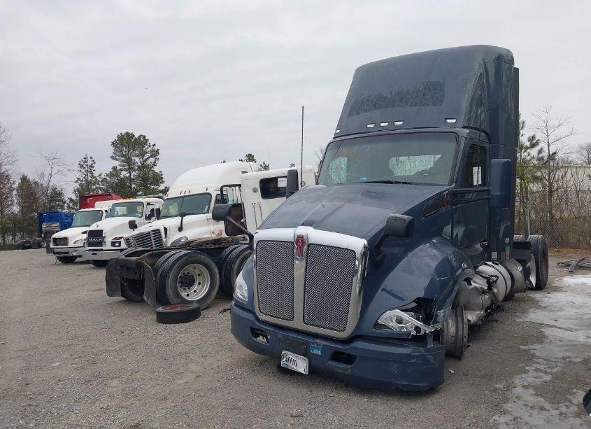 Photo 2 of 2020 Kenworth T680 (VIN 1XKYDP9X4LJ407578)