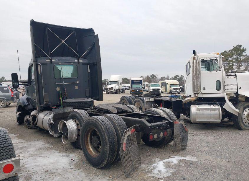 Photo 3 of 2020 Kenworth T680 (VIN 1XKYDP9X4LJ407578)