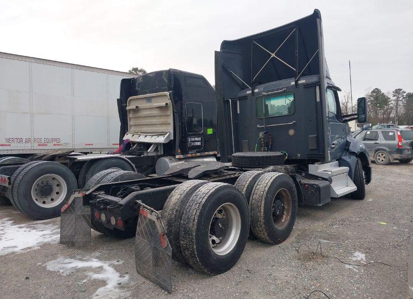 Photo 4 of 2020 Kenworth T680 (VIN 1XKYDP9X4LJ407578)