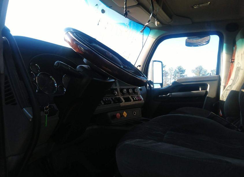 Photo 6 of 2020 Kenworth T680 (VIN 1XKYDP9X4LJ407578)
