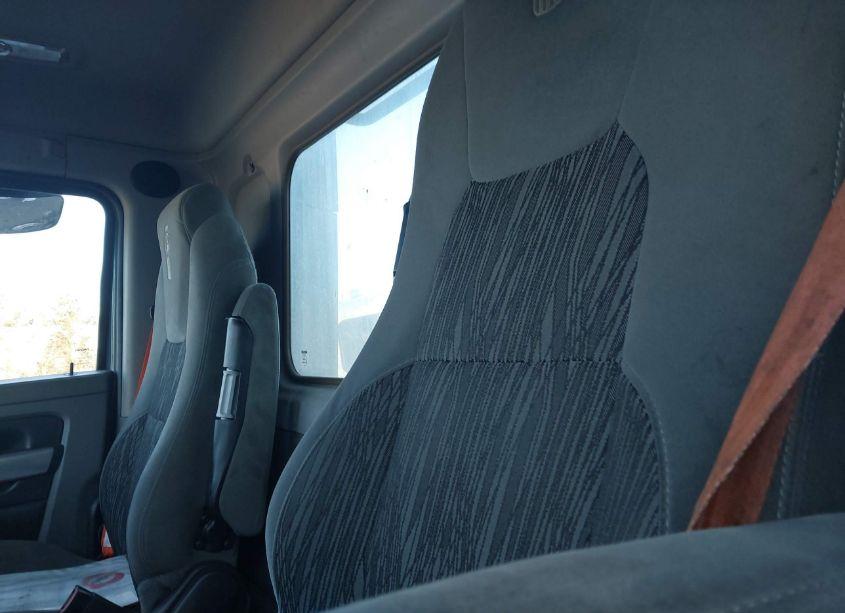 Photo 7 of 2020 Kenworth T680 (VIN 1XKYDP9X4LJ407578)