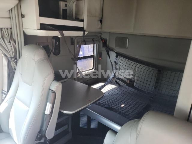 Photo 3 of 2018 KENWORTH T680 SEMI TRUCK (VIN 1XKYDP9X5JJ192421)