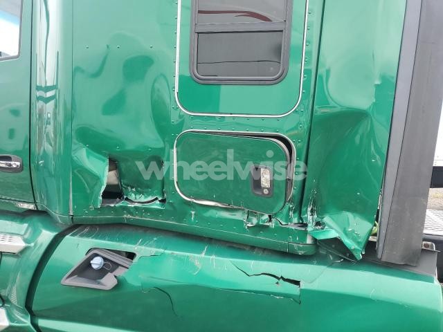 Photo 2 of 2018 KENWORTH T680 SEMI TRUCK (VIN 1XKYDP9X5JJ211730)