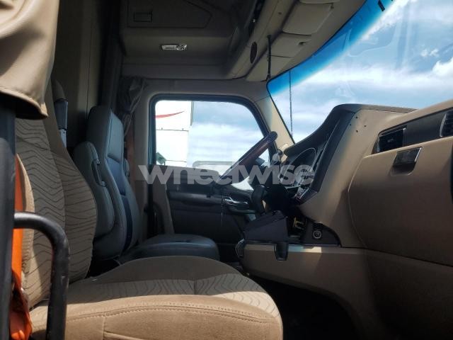Photo 4 of 2018 KENWORTH T680 SEMI TRUCK (VIN 1XKYDP9X5JJ211730)
