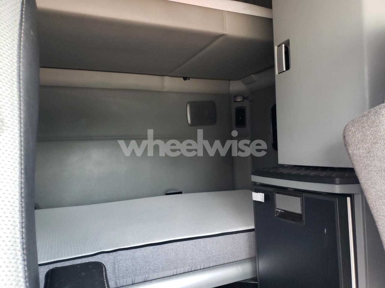 Photo 6 of 2020 KENWORTH T680 SEMI TRUCK (VIN 1XKYDP9X6LJ317395)