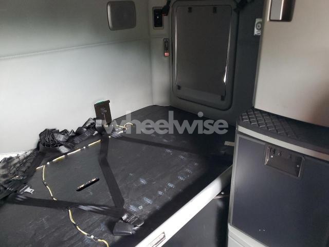 Photo 7 of 2020 KENWORTH T680 SEMI TRUCK (VIN 1XKYDP9X7LJ392395)