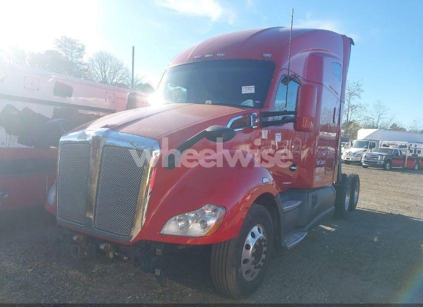 Photo 2 of 2017 Kenworth T680 (VIN 1XKYDP9X8HJ139111)