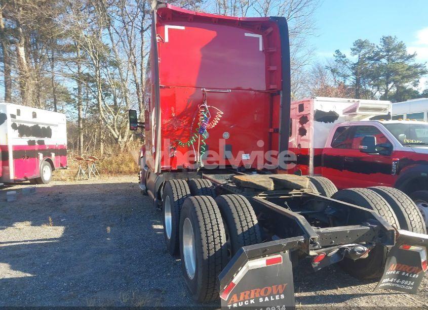 Photo 3 of 2017 Kenworth T680 (VIN 1XKYDP9X8HJ139111)