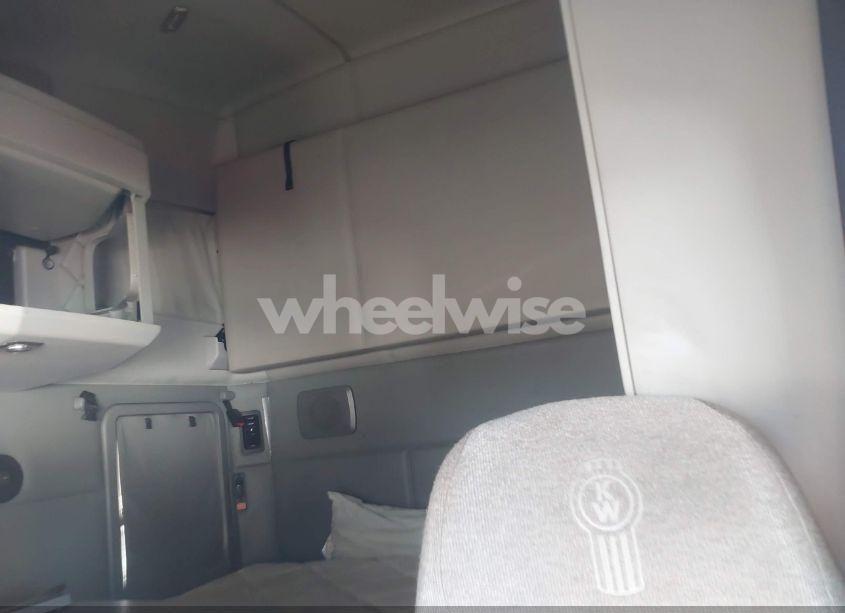 Photo 5 of 2017 Kenworth T680 (VIN 1XKYDP9X8HJ139111)