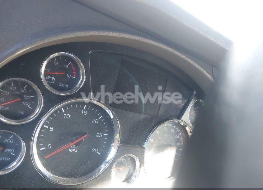 Photo 6 of 2017 Kenworth T680 (VIN 1XKYDP9X8HJ139111)