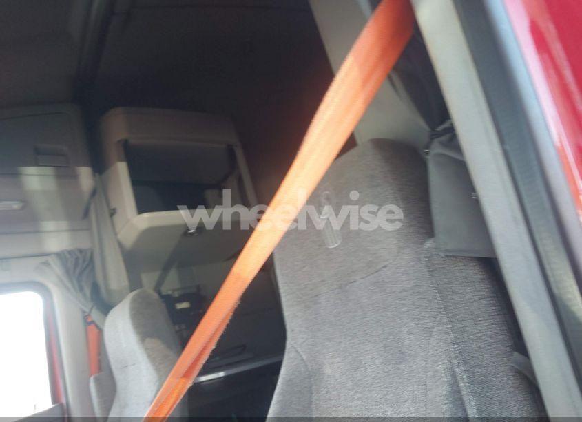 Photo 7 of 2017 Kenworth T680 (VIN 1XKYDP9X8HJ139111)