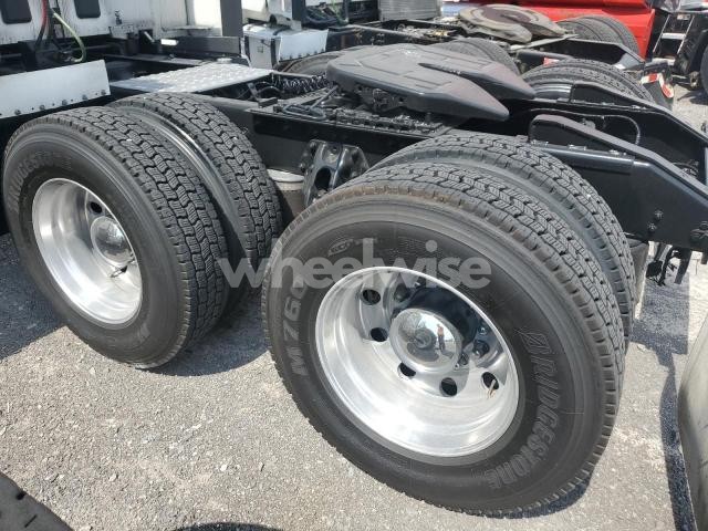 Photo 2 of 2022 KENWORTH T680 SEMI TRUCK (VIN 1XKYDP9X9NJ474812)