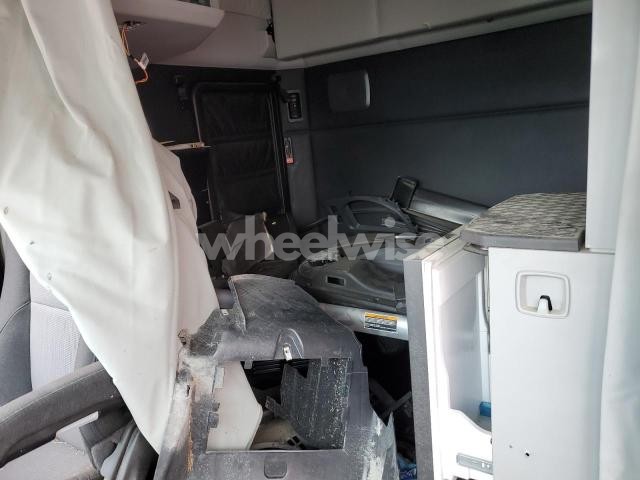 Photo 2 of 2023 KENWORTH T680 SEMI TRUCK (VIN 1XKYDP9X9PJ233545)