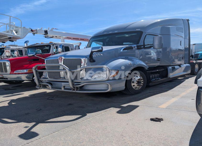 Photo 2 of 2020 Kenworth T680 (VIN 1XKYDP9XXLJ419072)