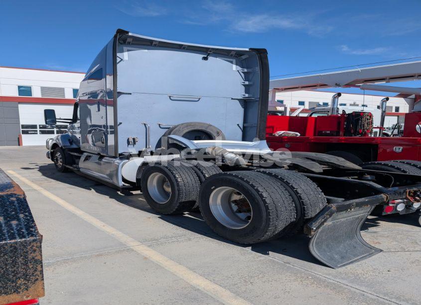 Photo 3 of 2020 Kenworth T680 (VIN 1XKYDP9XXLJ419072)