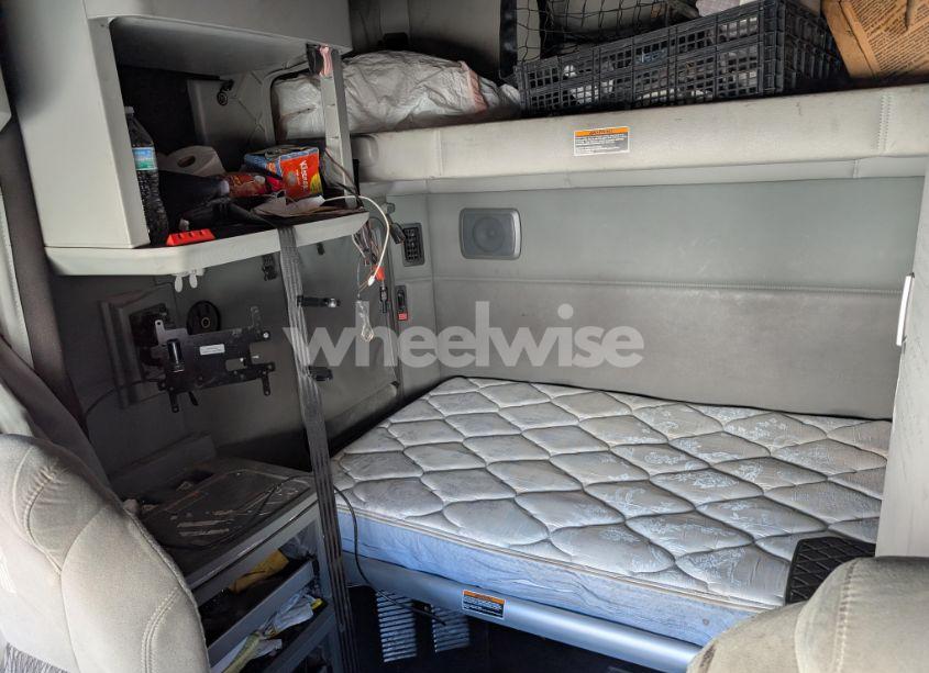 Photo 6 of 2020 Kenworth T680 (VIN 1XKYDP9XXLJ419072)