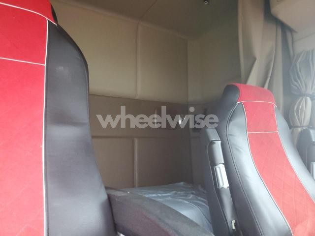 Photo 5 of 2018 KENWORTH T880 SEMI TRUCK (VIN 1XKZD49X0JJ221665)