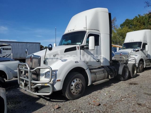 Photo 3 of 2015 KENWORTH T880 SEMI TRUCK (VIN 1XKZD49X6FJ461892)