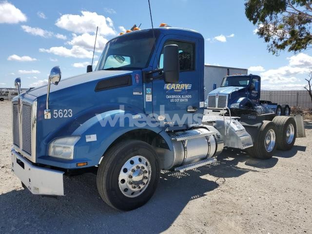 2016 KENWORTH T880 SEMI TRUCK (VIN 1XKZDP8X4GJ122150) main photo