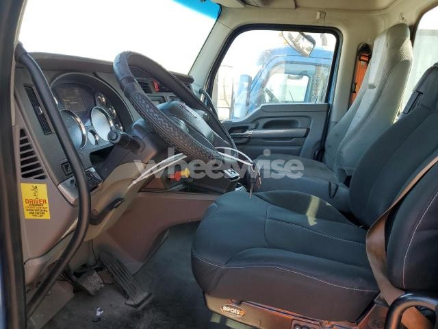 Photo 3 of 2016 KENWORTH T880 SEMI TRUCK (VIN 1XKZDP8X4GJ122150)