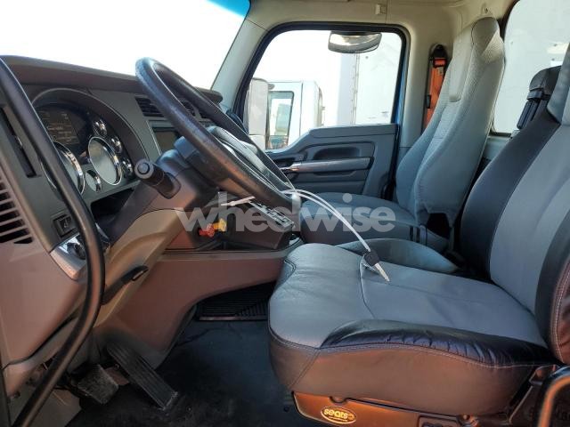 Photo 2 of 2016 KENWORTH T880 SEMI TRUCK (VIN 1XKZDP8X7GJ487163)