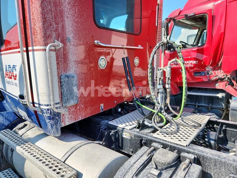 Photo 2 of 2020 KENWORTH T880 SEMI TRUCK (VIN 1XKZDP9X2LJ314501)