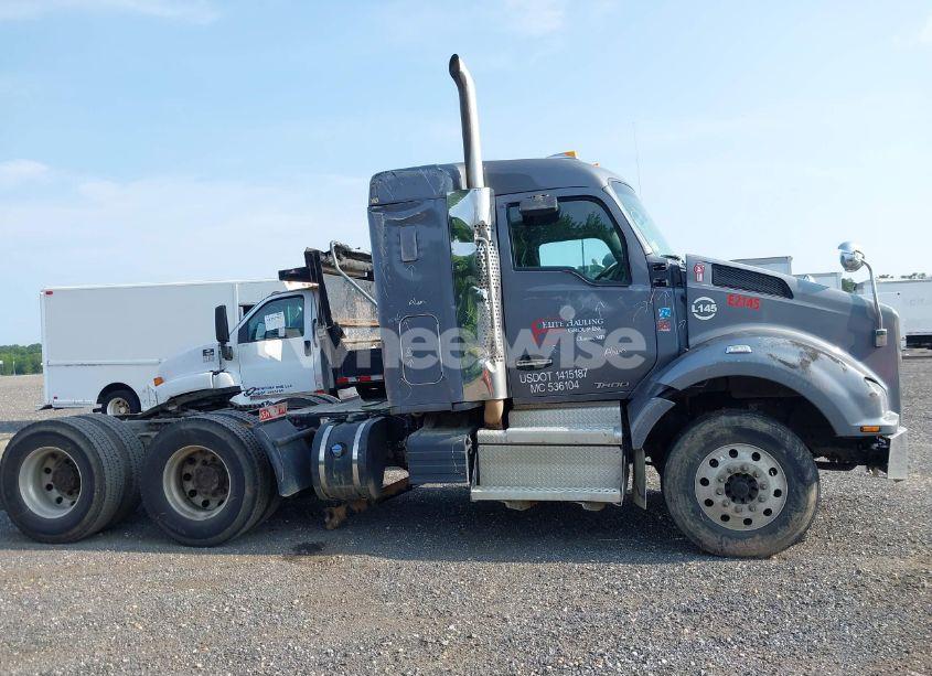 Photo 12 of 2021 Kenworth T880 N/A (VIN 1XKZDP9X8MJ442145)
