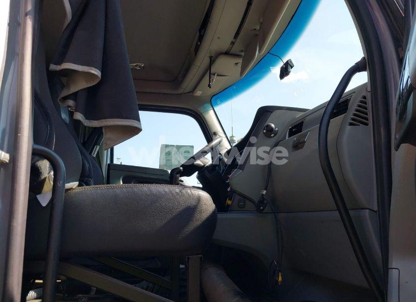 Photo 6 of 2021 Kenworth T880 N/A (VIN 1XKZDP9X8MJ442145)