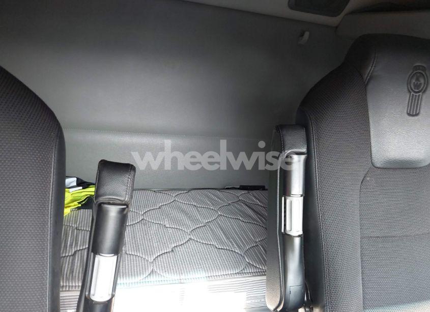 Photo 7 of 2021 Kenworth T880 N/A (VIN 1XKZDP9X8MJ442145)