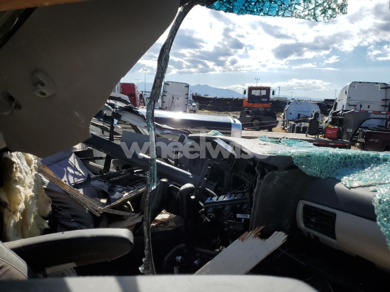 Photo 5 of 2025 KENWORTH T880 SEMI TRUCK (VIN 1XKZP4EX9SJ101040)