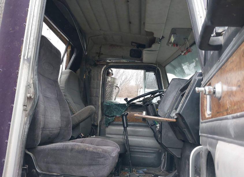 Photo 5 of 2000 Peterbilt 379 N/A (VIN 1XP5DB9X8YD512081)