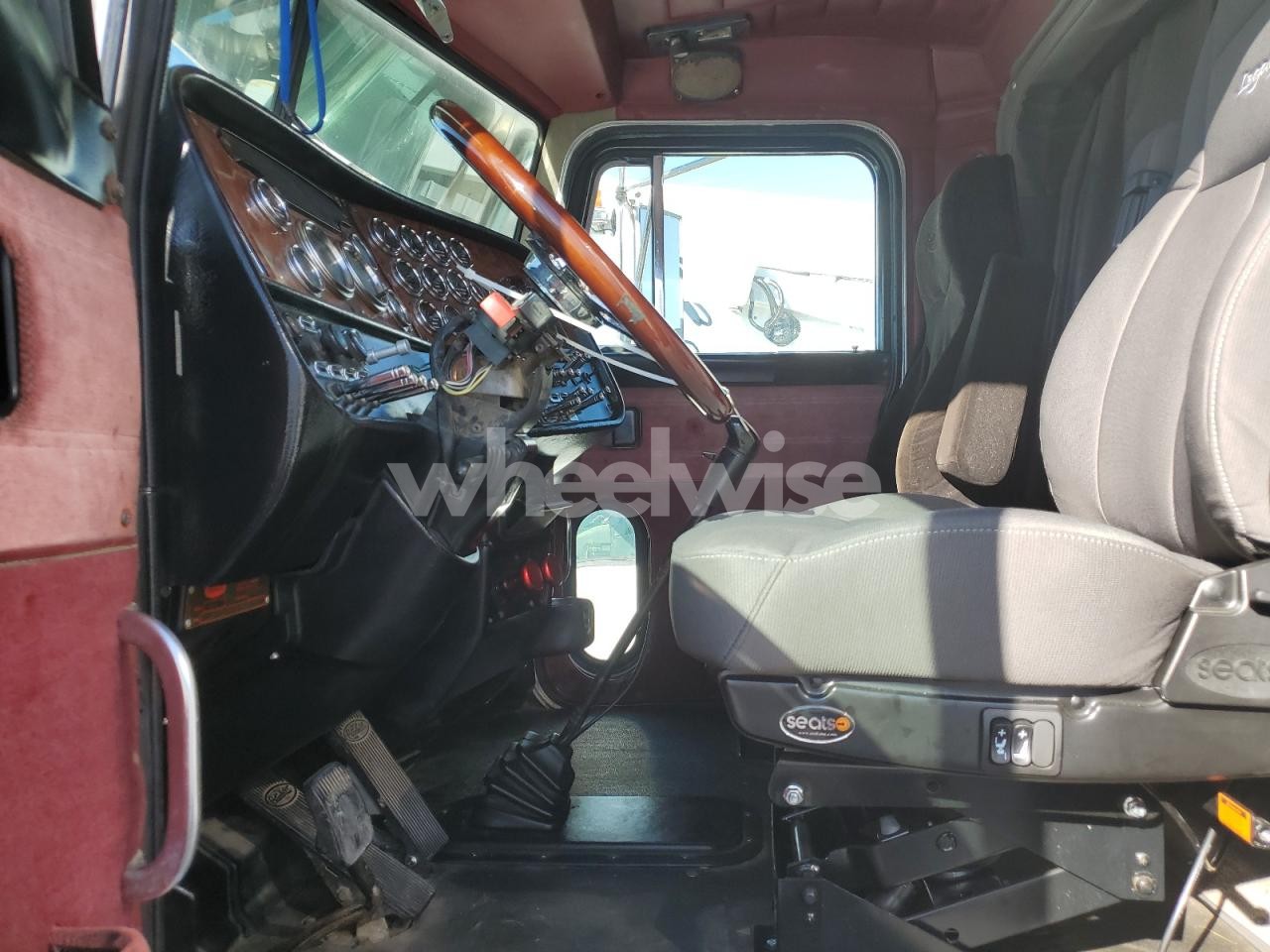 Photo 5 of 2004 PETERBILT 379 SEMI TRUCK (VIN 1XP5DB9XX4D823229)