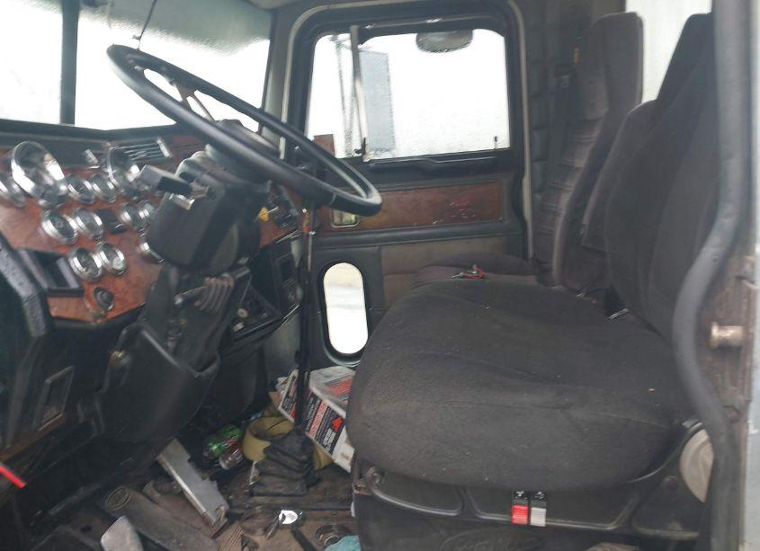 Photo 7 of 1999 Peterbilt 379 N/A (VIN 1XP5DR9X8XN496224)