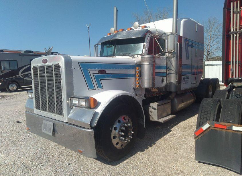 Photo 2 of 2004 Peterbilt 379 N/A (VIN 1XP5DU9X64D814832)